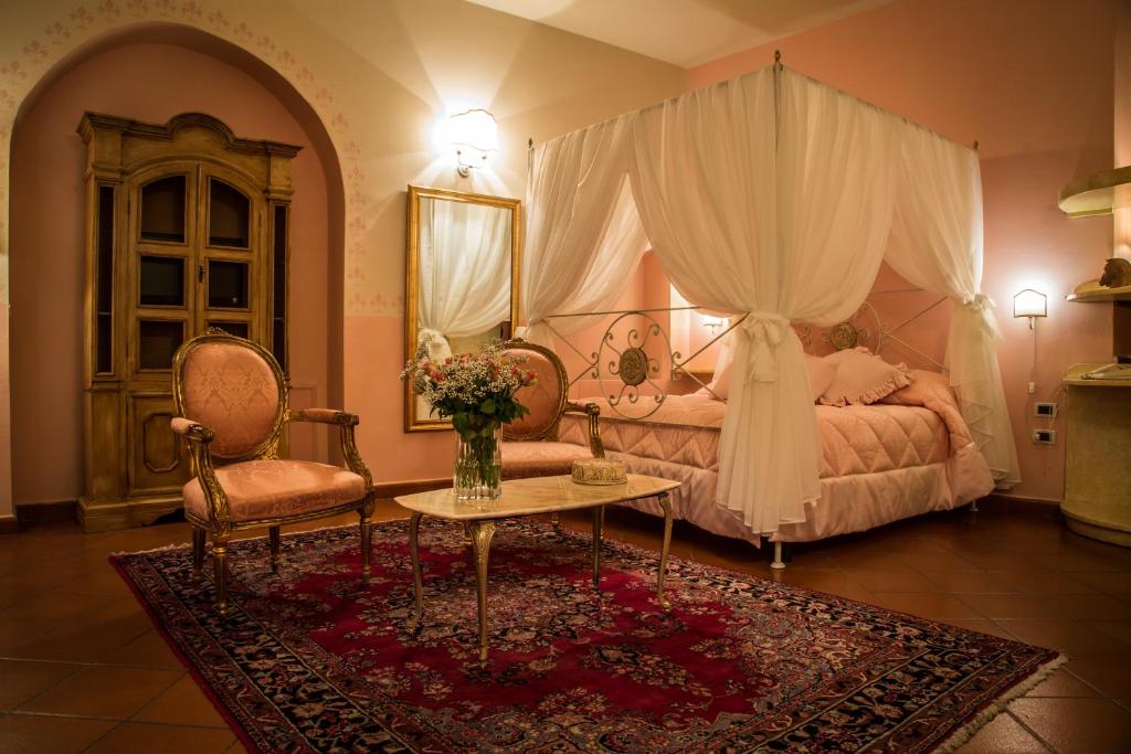 Postel nebo postele na pokoji v ubytování Il Borgo di Villa Castelletti Country Hotel