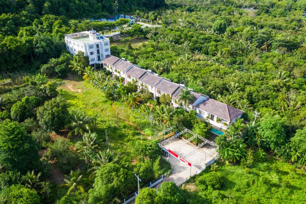 フーコックにあるQuynh Mai Resortのジャングルの家屋空見