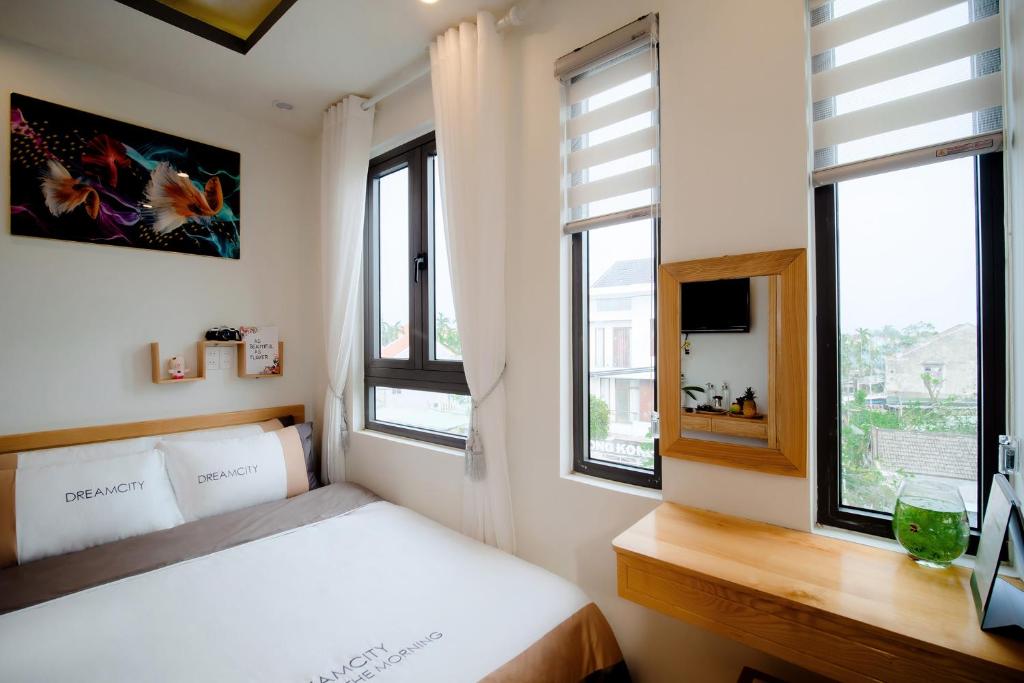 Postel nebo postele na pokoji v ubytování Hoian Royal Villa