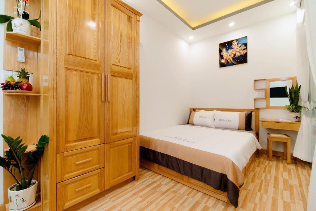 Postel nebo postele na pokoji v ubytování Hoian Royal Villa