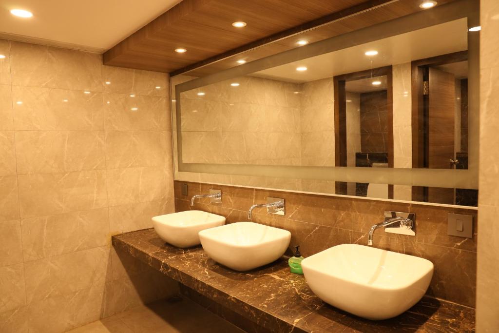 Koupelna v ubytování Sarovar Portico Rivera Ahmedabad