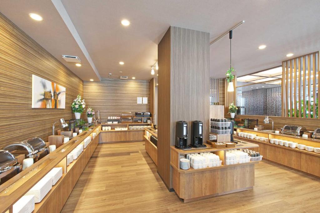 Příslušenství pro přípravu čaje a kávy v ubytování Hotel Route Inn Kusatsu Ritto -Ritto Inter Kokudo 1 gou-