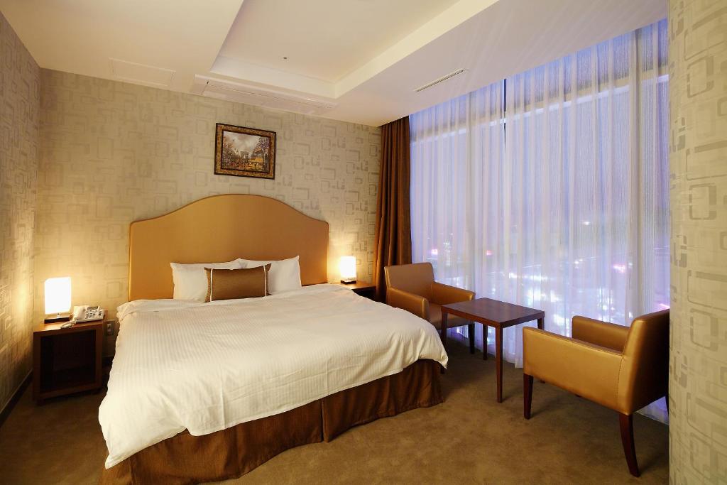 Un pat sau paturi într-o cameră la Ecograd Hotel