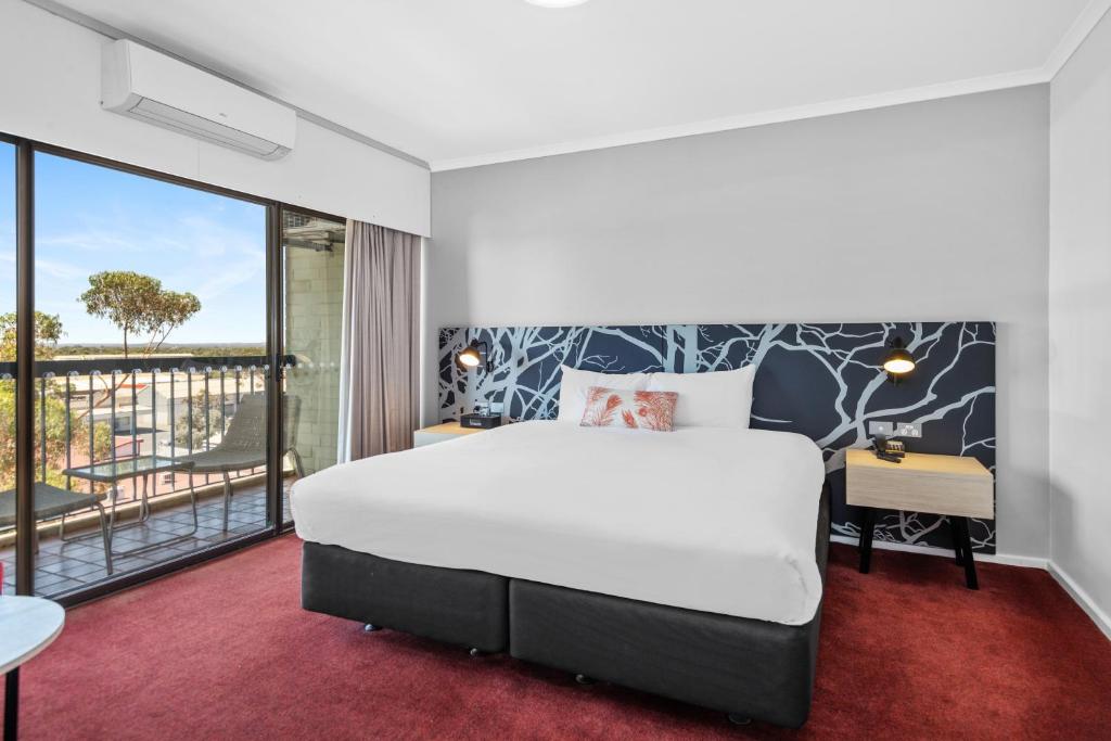Postel nebo postele na pokoji v ubytování The Plaza Hotel Kalgoorlie