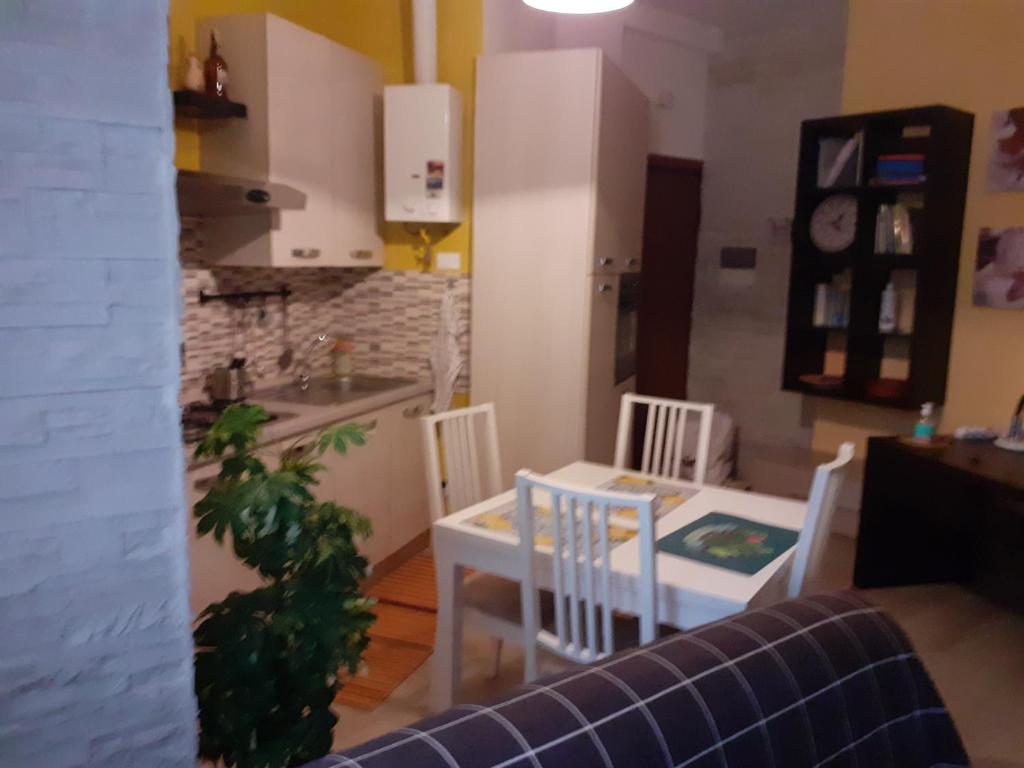 uma cozinha e sala de jantar com mesa e cadeiras em CASA GIOVANNI em Milão