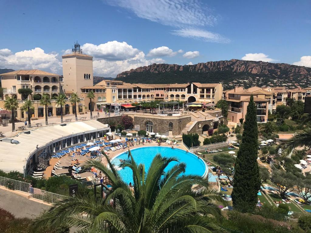 una vista di un resort con piscina di Studio vue mer et Esterel ad Agay - Saint Raphael