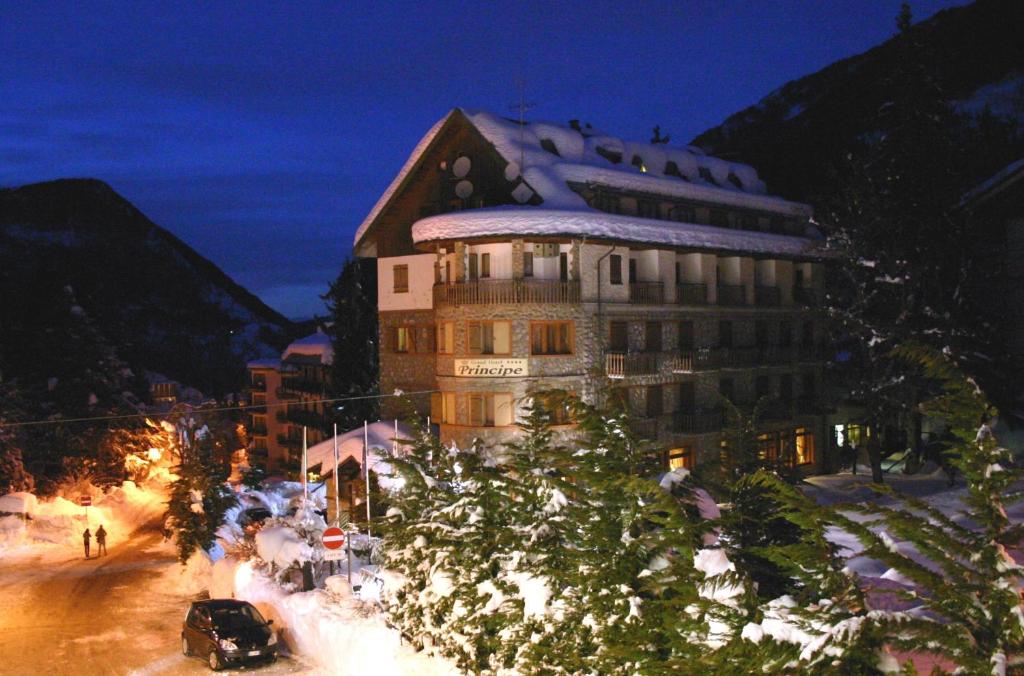 Nespecifikovaný výhled na hory nebo výhled na hory při pohledu z hotelu