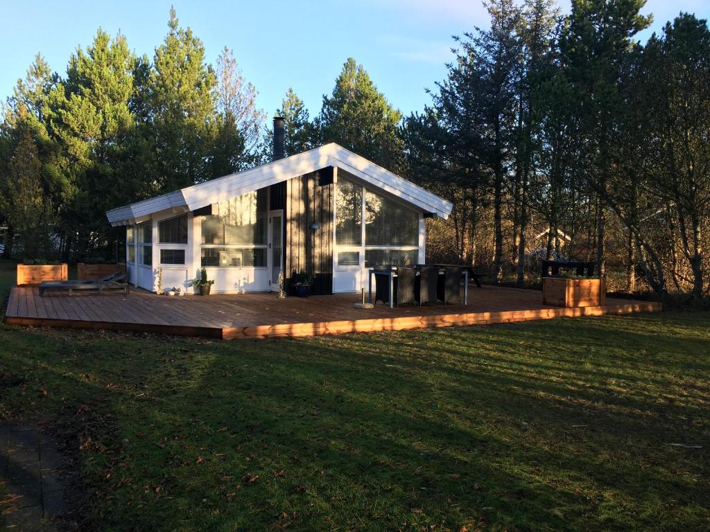 ein winziges Haus mitten auf einem Feld in der Unterkunft Nordboferie - Tranevænget 8 Hulsig in Skagen