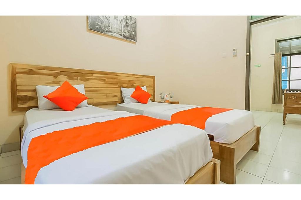 Postel nebo postele na pokoji v ubytování RedDoorz @ Pantai Pelabuhan Ratu 2