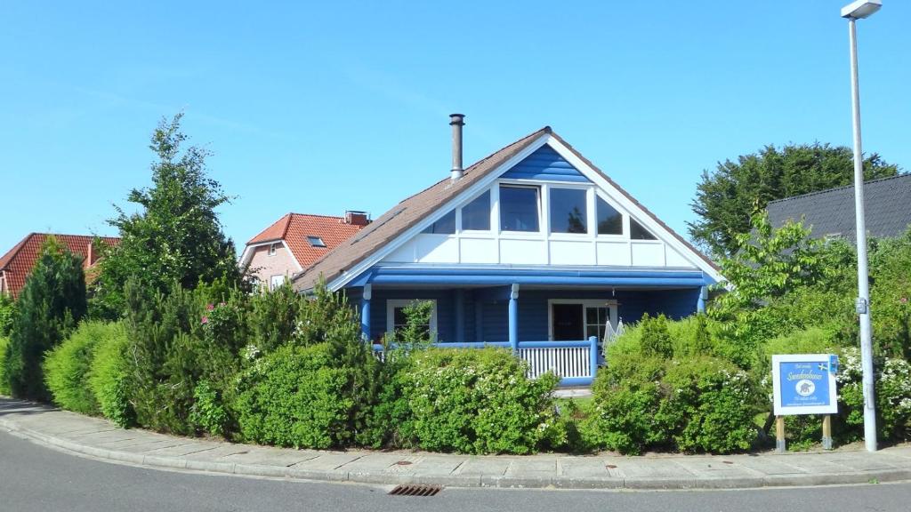 ein blaues Haus an der Seite einer Straße in der Unterkunft Ferienhaus Dat smuke Swedenhuus in Kappeln