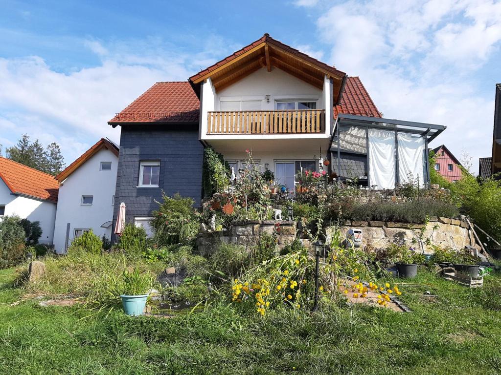 una casa con un jardín delante de ella en Ferienwohnungen Leffer en Großheirath