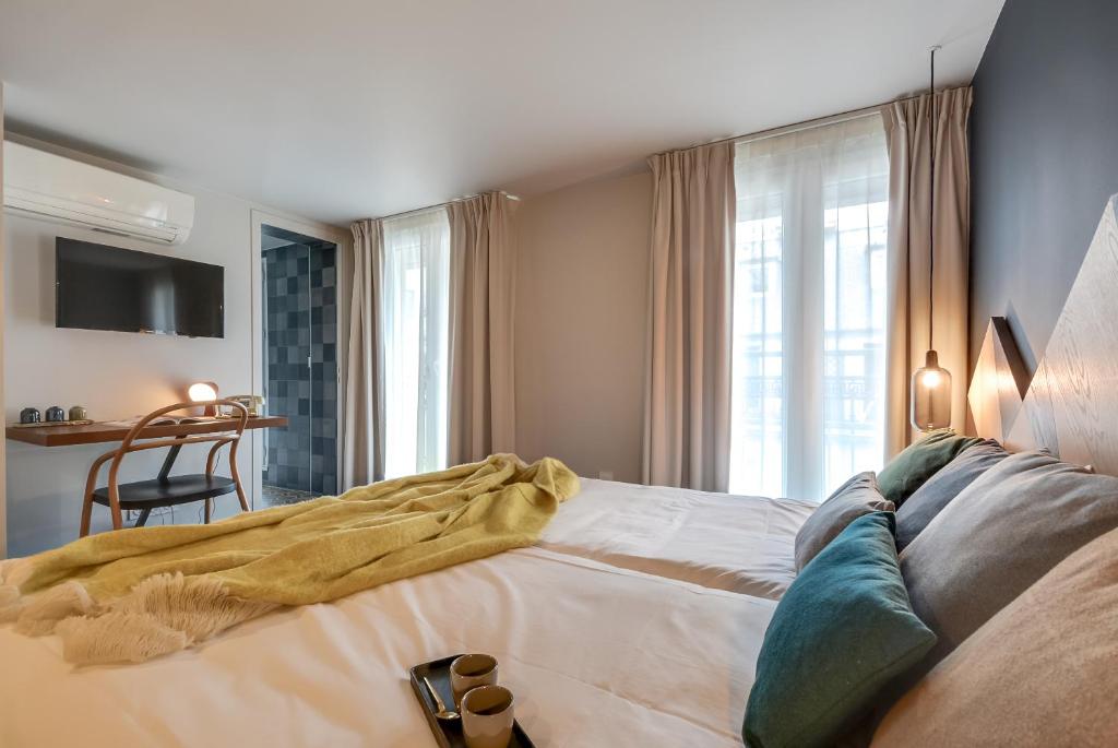 パリにあるWIT Hotelのベッドルーム1室(毛布付きのベッド1台付)