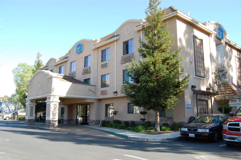 a building with a car parked in front of it at Pleasant Hill Inn in Pleasant Hill