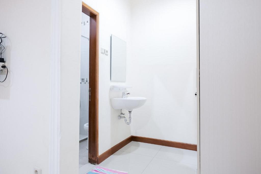 Koupelna v ubytování wisma delapan Mitra RedDoorz