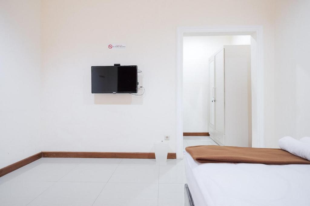 TV a/nebo společenská místnost v ubytování wisma delapan Mitra RedDoorz