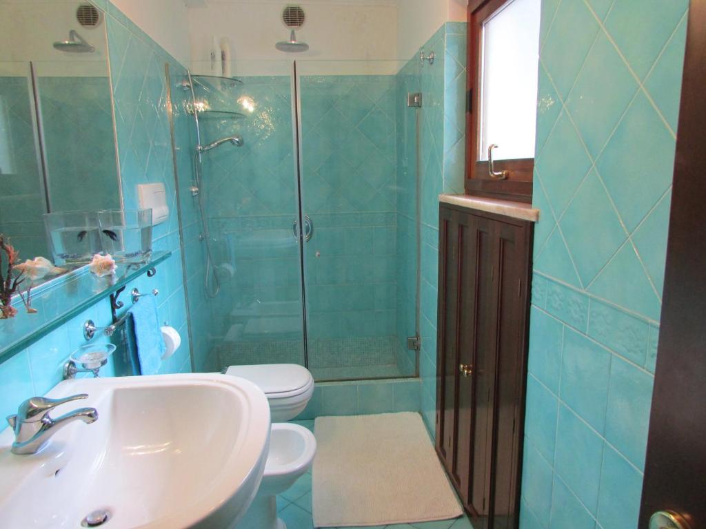 a bathroom with a sink and a shower and a toilet at B&B Palazzo a Mare in Capri