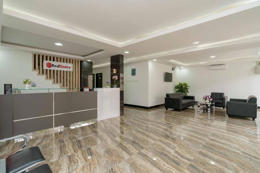 Posezení v ubytování RedDoorz Plus near Eka Hospital BSD 5