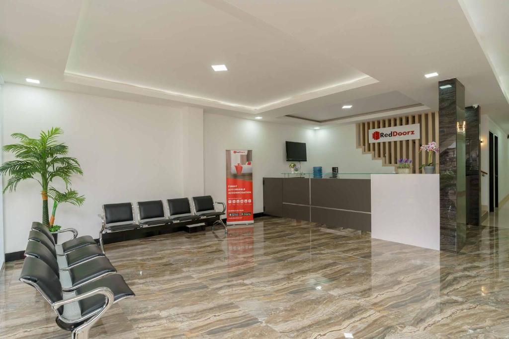 Vstupní hala nebo recepce v ubytování RedDoorz Plus near Eka Hospital BSD 5