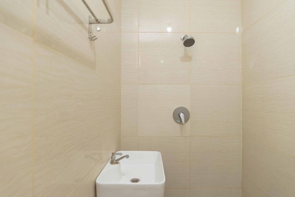 Koupelna v ubytování RedDoorz Plus near Eka Hospital BSD 5