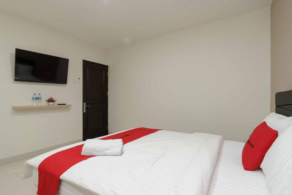 Postel nebo postele na pokoji v ubytování RedDoorz Plus near Eka Hospital BSD 5