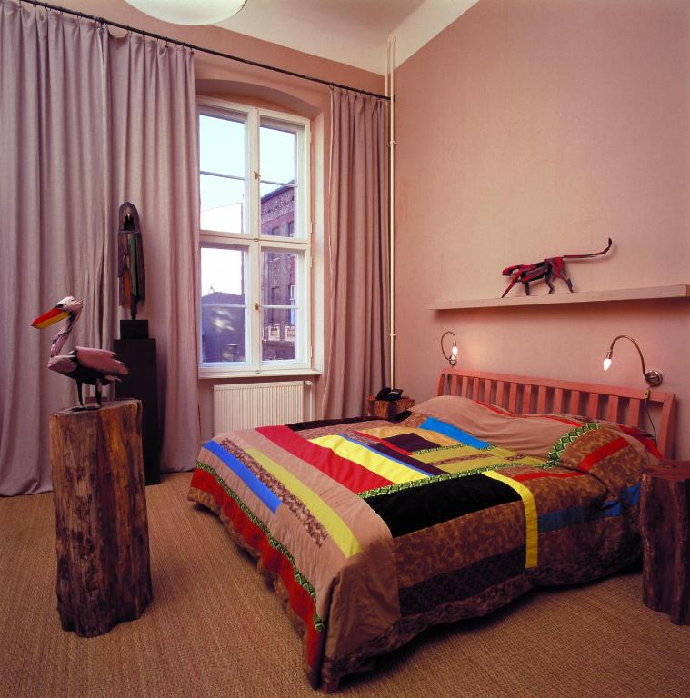 Een bed of bedden in een kamer bij Arte Luise Kunsthotel