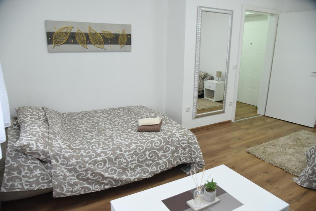 Postel nebo postele na pokoji v ubytování Apartmani Sofronic Loznica 1