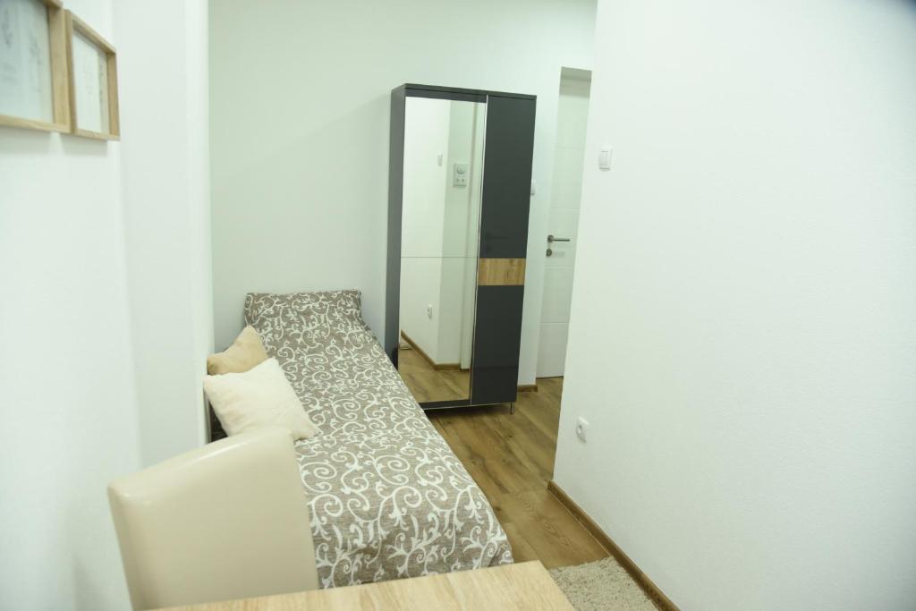 Postel nebo postele na pokoji v ubytování Apartmani Sofronic Loznica 1