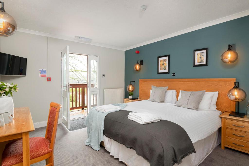 Lakeview Manor - Standard King Room (Pet Friendly)
