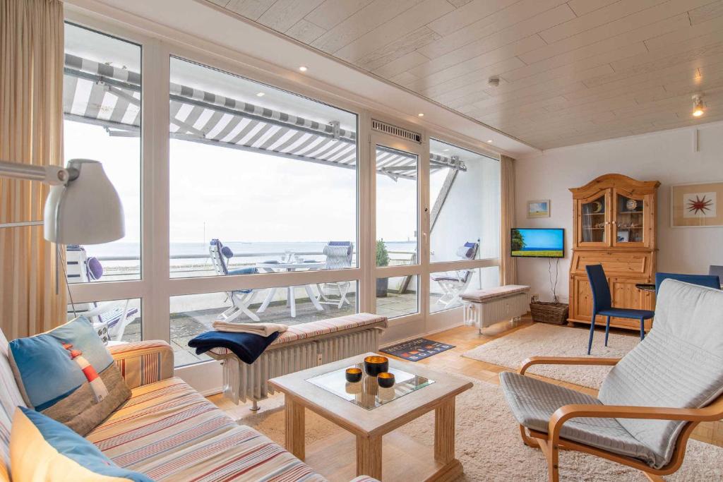 ein Wohnzimmer mit Blick auf das Meer in der Unterkunft Ferienwohnung Seeblick in Schilksee