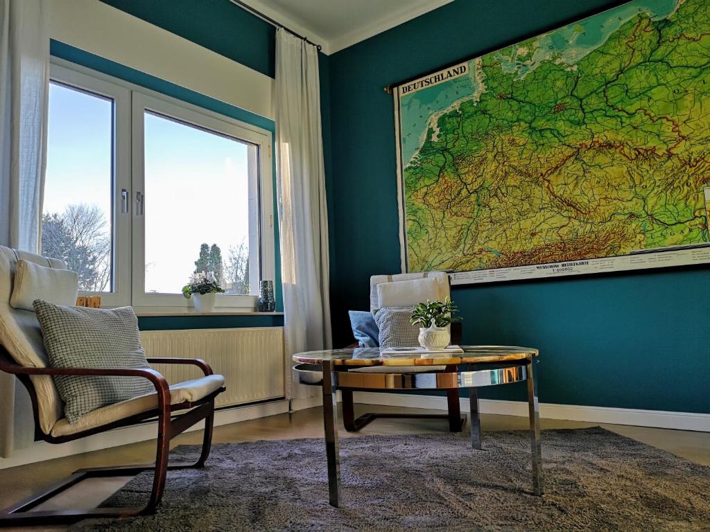 een kamer met een tafel en een kaart aan de muur bij CASA NOSTRA in Wesel