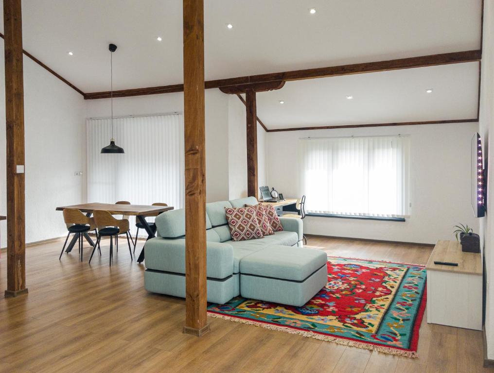 Posezení v ubytování Stylish loft studio with great view to Ardino