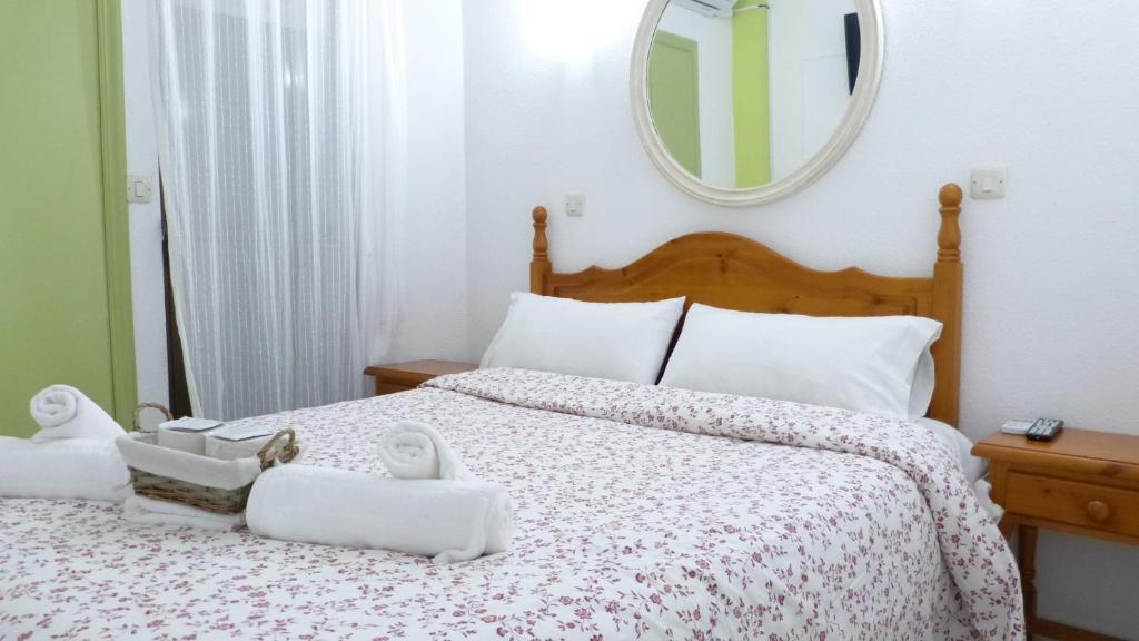 1 dormitorio con 1 cama con 2 toallas en HOSTAL CANDELEDA en Candeleda