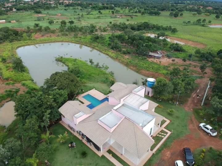 an aerial view of a large house with a lake at Pousada Terra de Minas in Sacada