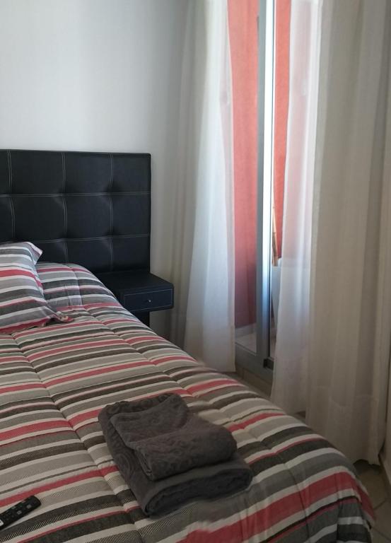 - une chambre avec un lit et 2 serviettes dans l'établissement Ayacucho y Viamonte, à Rosario