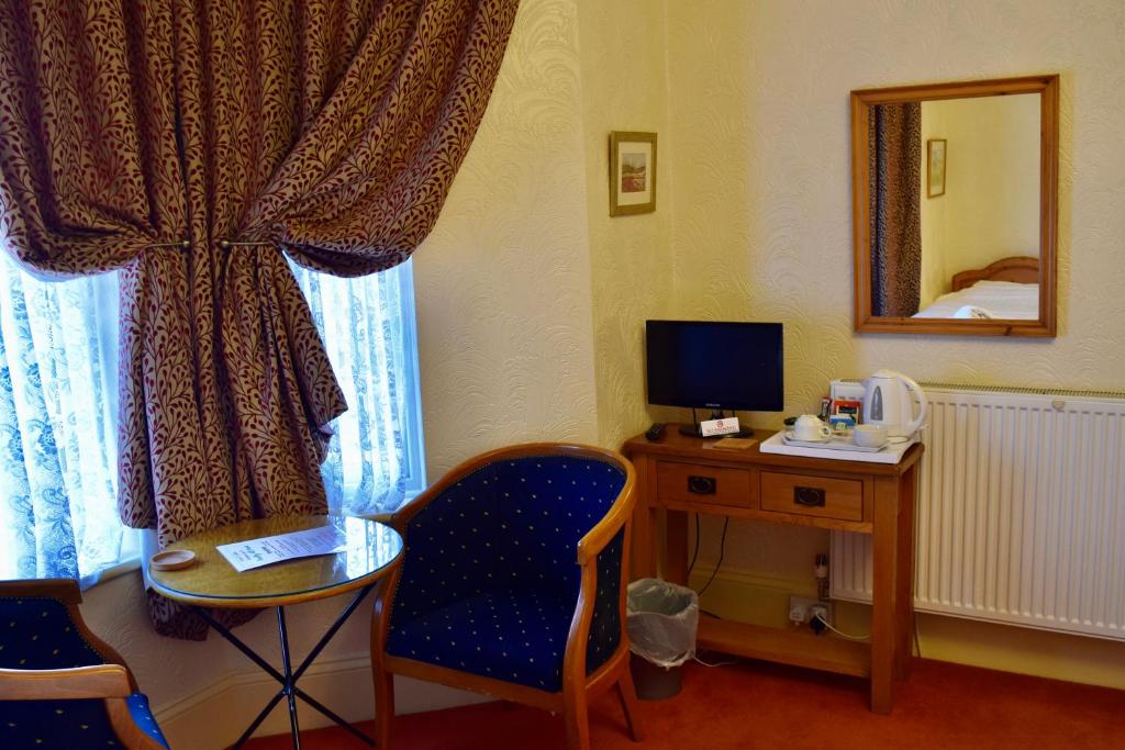 Zimmer mit einem Schreibtisch, einem Computer und einem Fenster in der Unterkunft Bewdley Hill House in Kidderminster