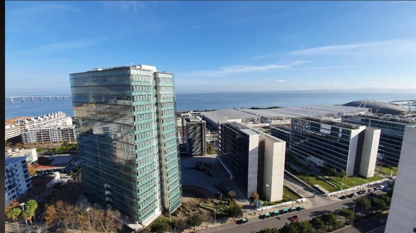 una vista aérea de una ciudad con un edificio alto en Suites Panoramic - River View, en Lisboa