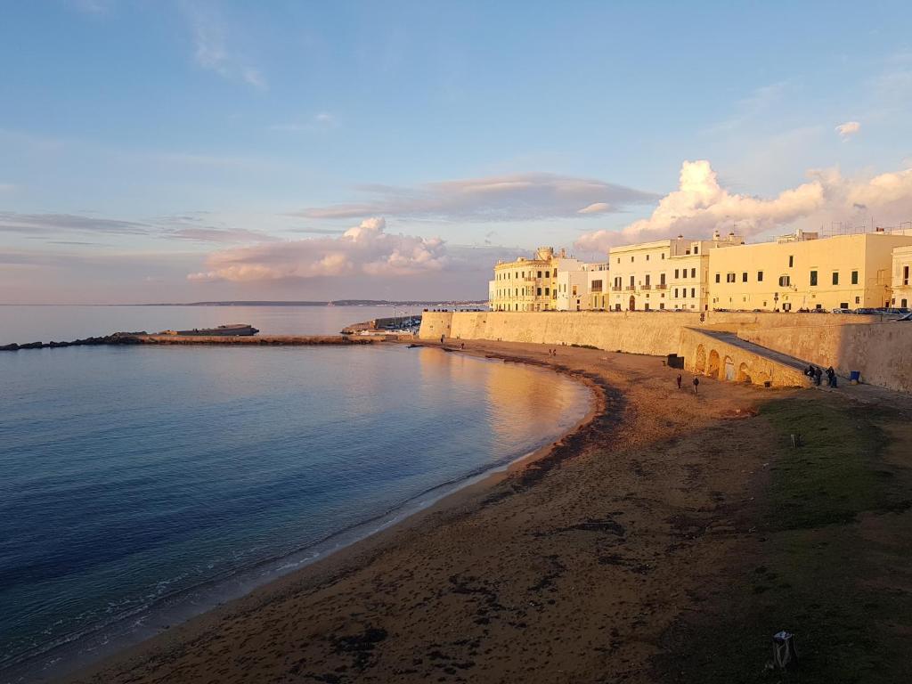vistas a una playa con edificios y al océano en CASETTE BRIGANTI - monolocali indipendenti con angolo cottura, en Gallipoli
