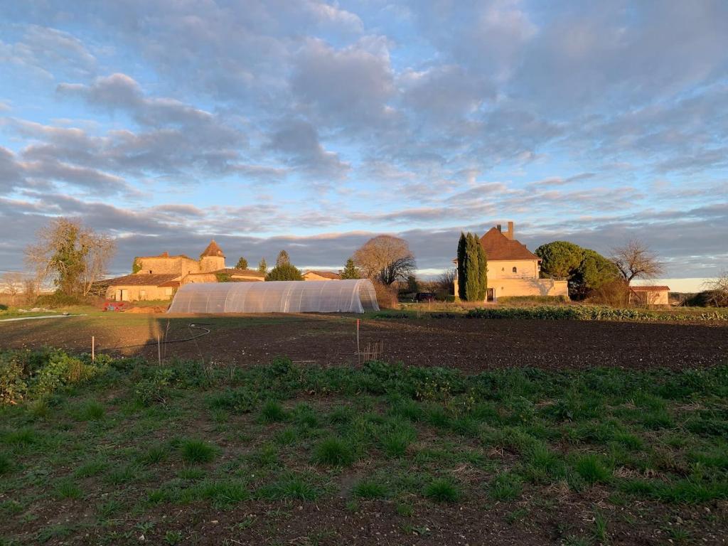 Gallery image of Magnifique villa de charme avec piscine in Casteljaloux