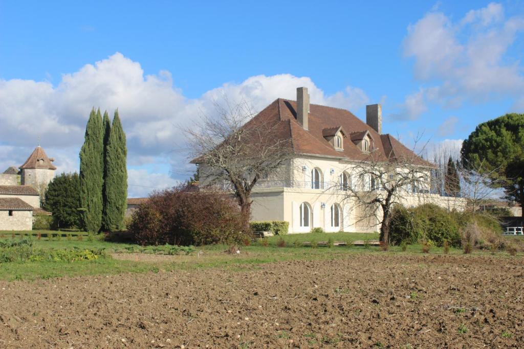 Gallery image of Magnifique villa de charme avec piscine in Casteljaloux