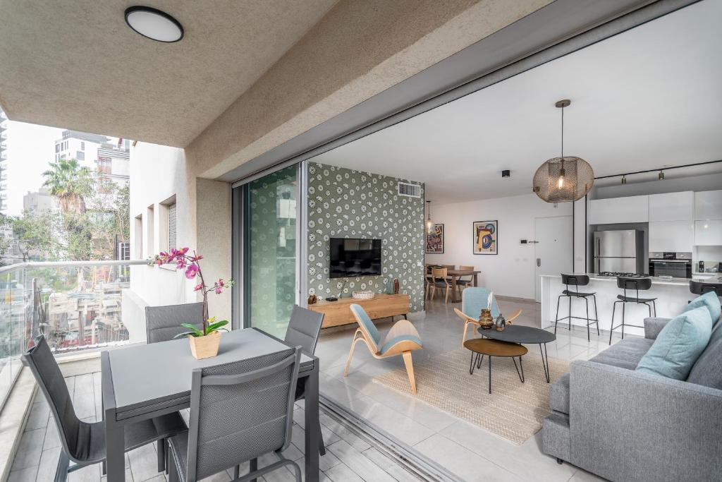 een woonkamer met een bank en een tafel bij Amazing 3Bedrooms 2 Baths Balcony and Parking PRV in Tel Aviv