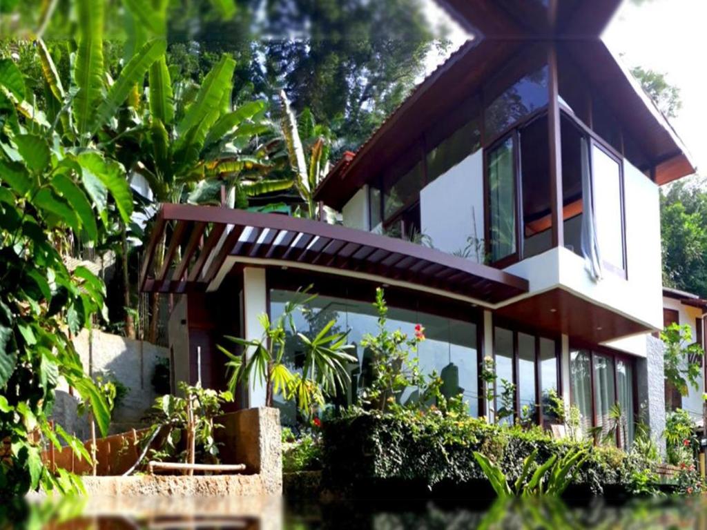 une maison avec beaucoup de fenêtres et de plantes dans l'établissement Novissima Casa a 50mt do Mar na Praia Portodecima!, à Morro de São Paulo