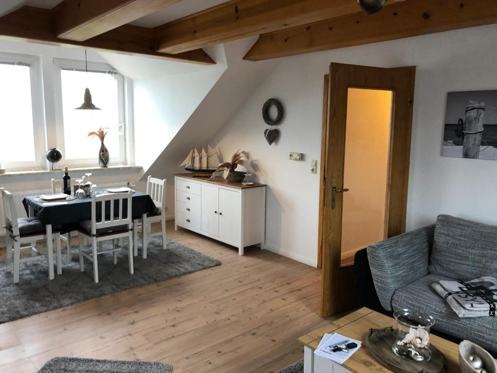 een woonkamer met een tafel en een bank bij Heimathafen - Ferienwohnung Verse in Eddelak