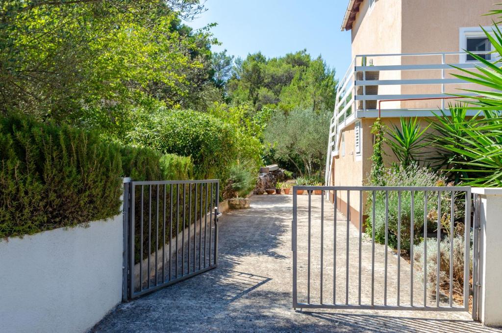 Vonkajšia záhrada v ubytovaní Namoru apartaments