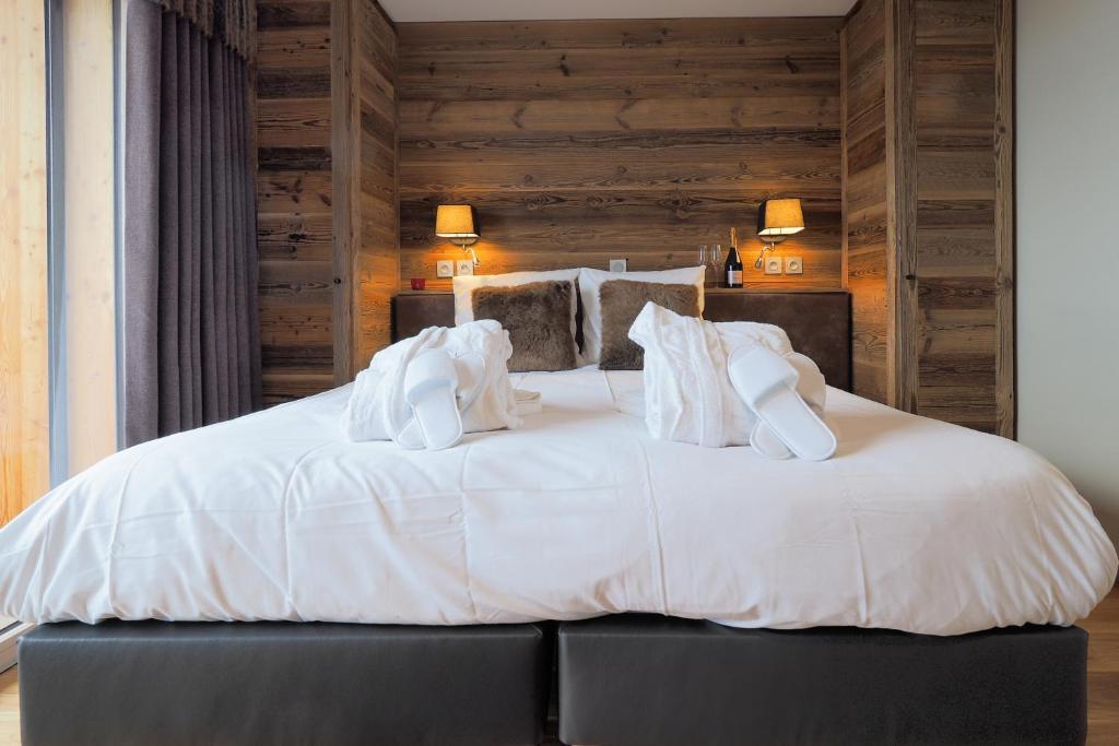 Postel nebo postele na pokoji v ubytování SUNWEB - Les Chalets Grizzly