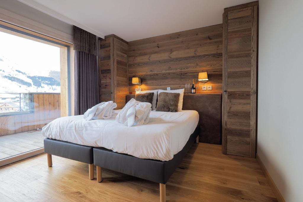Postel nebo postele na pokoji v ubytování SUNWEB - Les Chalets Grizzly