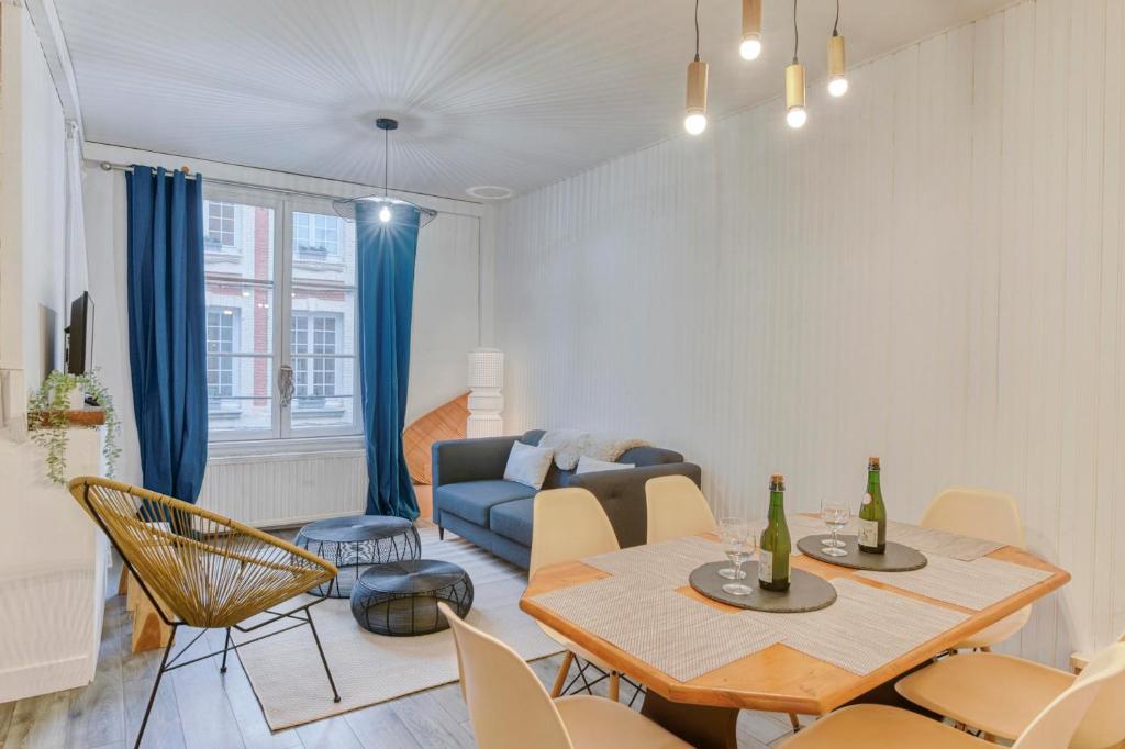 un salon avec une table et un canapé dans l'établissement La Cordonnerie - maison typique - plein centre Honfleur, à Honfleur