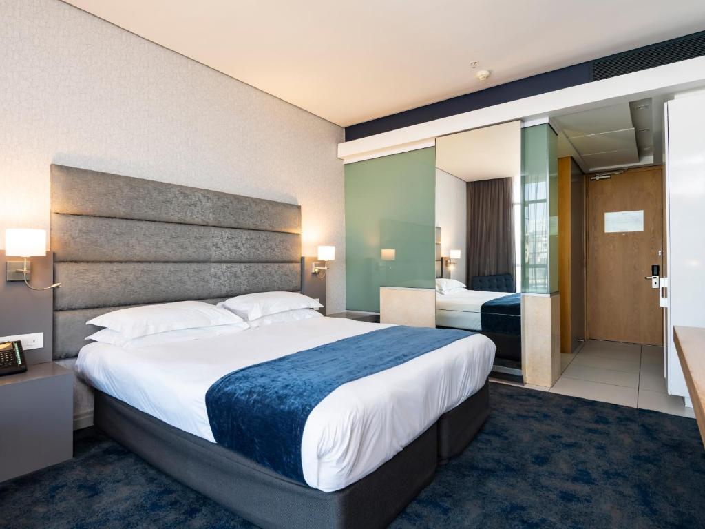 Postel nebo postele na pokoji v ubytování aha Gateway Hotel Umhlanga