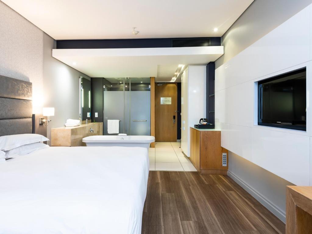 Postel nebo postele na pokoji v ubytování aha Gateway Hotel Umhlanga