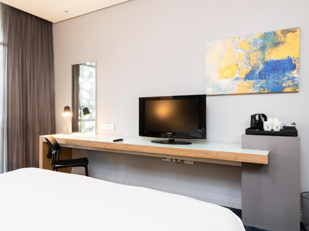 TV a/nebo společenská místnost v ubytování aha Gateway Hotel Umhlanga