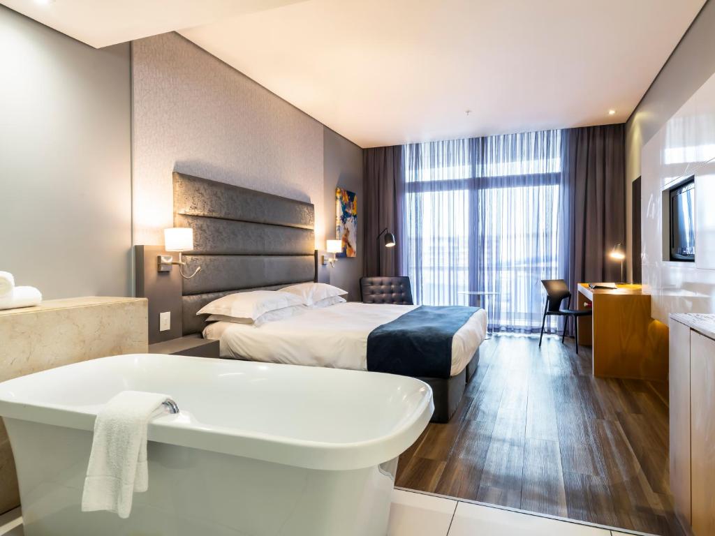 Postel nebo postele na pokoji v ubytování aha Gateway Hotel Umhlanga